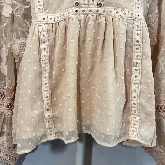 Gorgeous ALLISON New York Floral Embroidered Blouse in Blush Size Medium - Picture 6 of 12